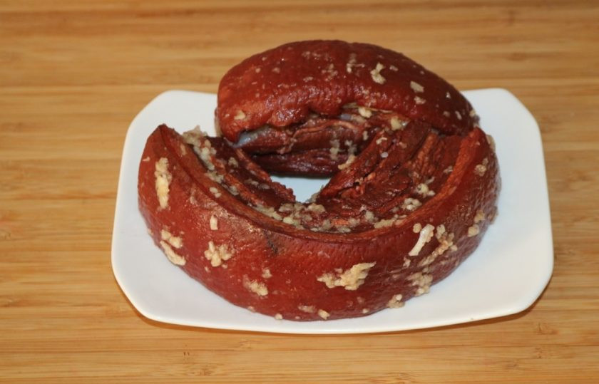 1. Этап. Подчеревок в луковой шелухе: Хорошо промажьте подчеревок чесноком со всех сторон.