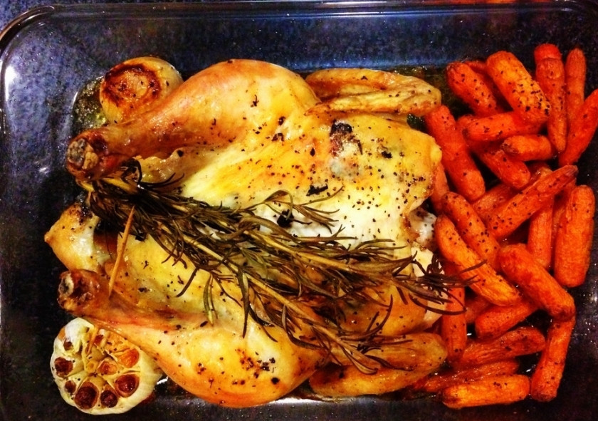 1. Этап. Курица в духовке на Новый год: 3. Вытащите курицу с морковкой из духовки, дайте отдохнуть минут 10 и подавайте на стол. Приятного аппетита!