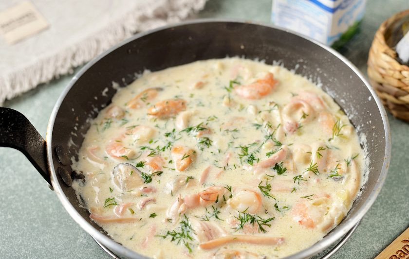 1. Этап. Морепродукты в сливочном соусе: Всыпьте нарубленный мелко укроп, перемешайте содержимое сковороды и выключите плиту.