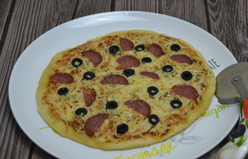 1. Этап. Безглютеновое тесто для пиццы: Выпекайте пиццу в духовке при температуре 180 градусов в течение 20-25 минут. Она получилась тонкая, по вкусу почти не отличается от обычной пиццы, но все же мы помним, она безглютеновая, а значит, более полезная!