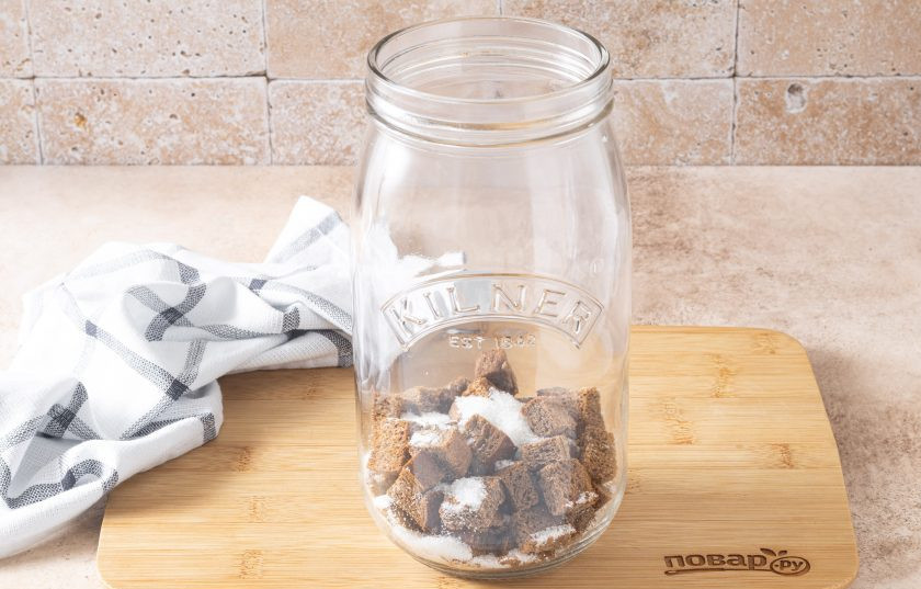 1. Этап. Домашний квас из черного хлеба на сухих дрожжах: Выложите сухарики в банку. Добавьте сахар.