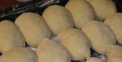 1. Этап. Сладкие пирожки с вишней: 4. Выкладываем на противень и смазываем яйцом. Даем немного постоять нашим пирожкам и отправляем их в духовку.