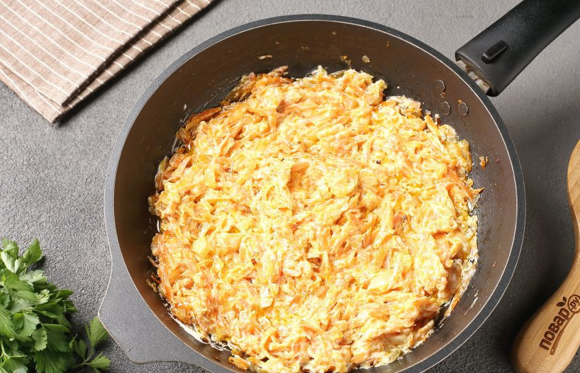 1. Этап. Закусочный печёночный торт с кабачками: Затем добавьте сметану и майонез. Перемешайте. Начинка готова.