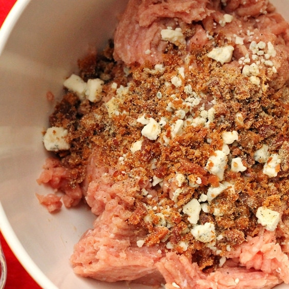 1. Этап. Фарш с сыром: Все очень просто. В большой миске смешиваем мясной фарш (подойдет свиной, говяжий или смешанный), сыр (можно использовать практически любой сыр твердых или полутвердых сортов) и мелко нарезанный бекон. Добавляем соль, перец, специи (я люблю острое, поэтому мы добавляли немного красного перца и чесночный порошок) и оливковое масло. Хорошенько вымешиваем гладкий фарш.