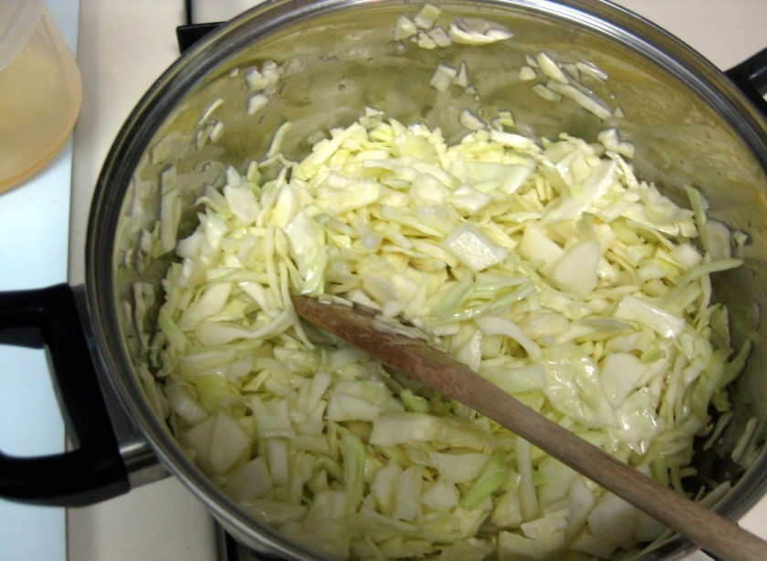 1. Этап. Постный суп из капусты: 3. В кастрюлю влейте растительное масло, прогрейте на среднем огне, затем в течение 5 минут, помешивая, обжаривайте капусту. Добавьте тертый тмин и имбирь, перемешайте. Всыпьте муку и влейте стакан воды.