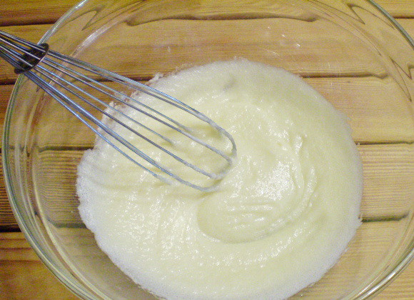 1. Этап. Кекс классический рецепт: 2. Размягченное сливочное масло соединяем в ёмкости с сахаром, венчиком перетираем всё до получения однородной пластичной массы.