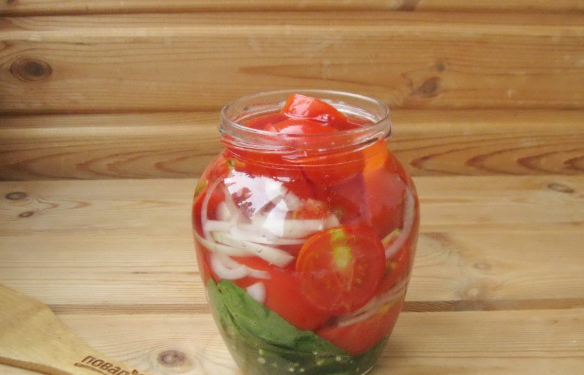 1. Этап. Помидоры кусочками на зиму: Залейте помидоры кипятком. Накройте крышкой и дайте постоять 20 минут, слейте воду в кастрюлю и дайте закипеть вновь. Повторите процедуру ещё раз.