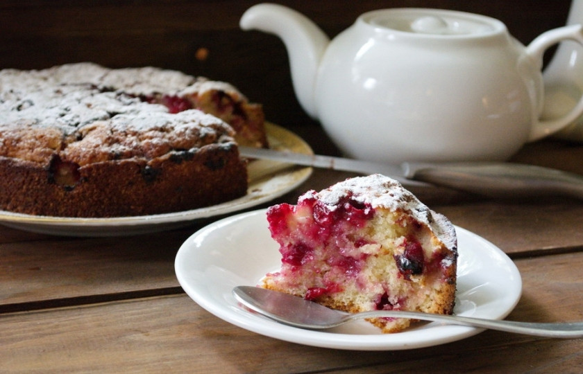 1. Этап. Бисквит с вишней: Бисквит остужаем, присыпаем сверху сахарной пудрой и подаем к столу. Приятного аппетита!