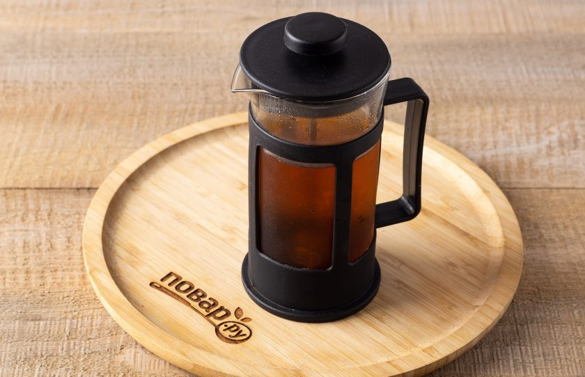 1. Этап. Холодный кофе с вареньем: Процедите получившийся кофе. Я это делаю во френч-прессе.