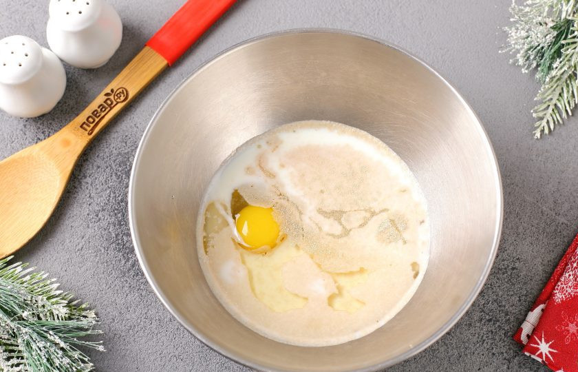 1. Этап. Мясной пирог Лапа тигра: В глубокой миске соедините тёплое молоко, одно яйцо, соль, сахар, растительное масло и дрожжи.