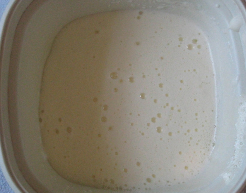 1. Этап. Тесто для трубочек: Взбейте яйца венчиком до образования пенки.