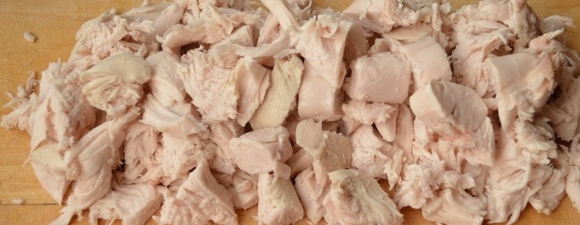 1. Этап. Солянка с курицей в мультиварке: Тем временем порежьте отваренное куриное мясо кусочками и добавьте в мультиварку.