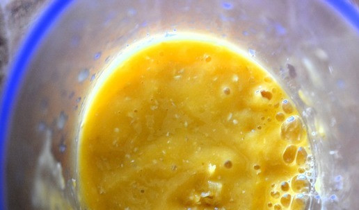 1. Этап. Смузи Золотой: Измельчить манго, ананас, сок апельсинов и овсяные хлопья до однородности.