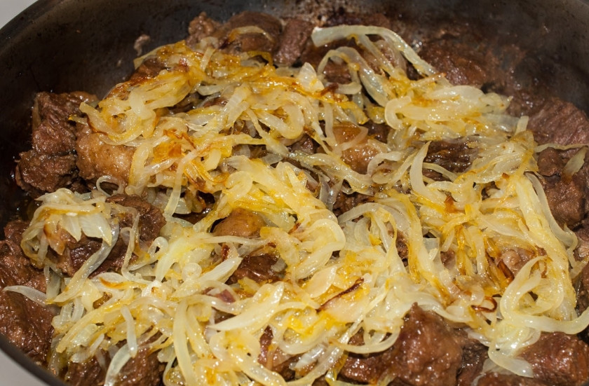 1. Этап. Говядина, жареная с луком: 3. Оставшийся лук измельчаем, обжарим до золотистого цвета отдельно. Когда мясо зарумянится, добавим лук и специи, перемешаем, подаем. Готово!