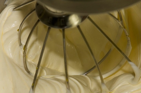 1. Этап. Легкий бисквит: 5. Продолжайте взбивать, чтобы масса оставалась воздушной.