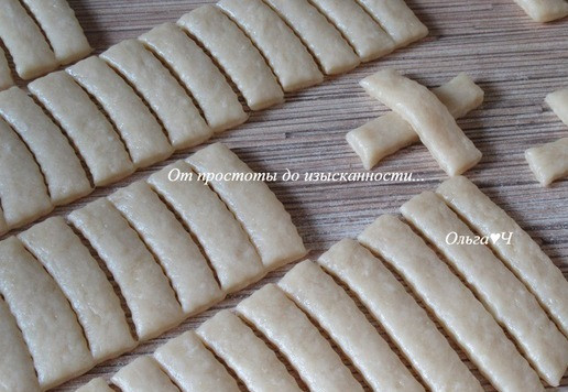 1. Этап. Печенье «Крестики» с орехами: Затем разрежьте поперек, примерно по 10-12 см длинной. Наложите одну полосу на другую в виде креста.