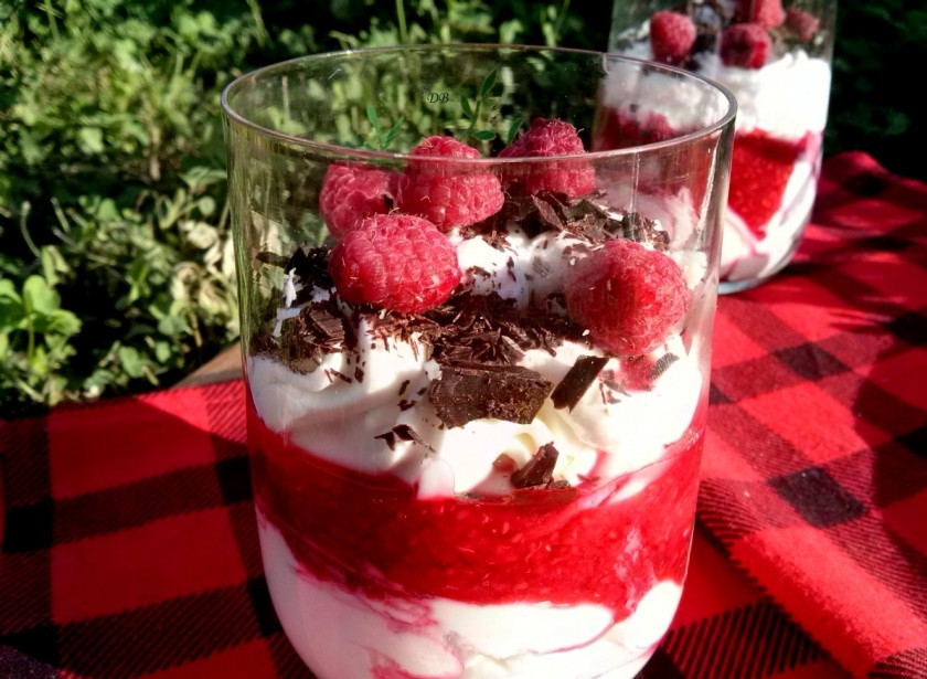 1. Этап. Творожно-малиновый десерт: Посыпьте шоколадной стружкой, украсьте ягодами малины. Приятного аппетита!