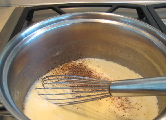 1. Этап. Белый соус для пиццы: 7. Самое время посолить и поперчить по вкусу. Можно в этот простой рецепт белого соуса для пиццы добавить щепотку мускатного ореха.