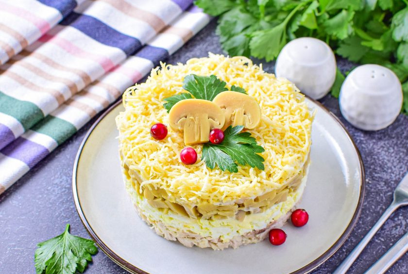 1. Этап. Салат с курицей, сыром и маринованными грибами: Салат украсьте и подавайте к столу. Приятного аппетита!