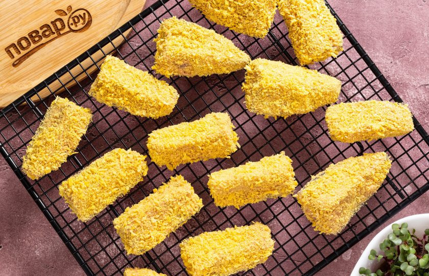 1. Этап. Хрустящие баклажаны в аэрогриле: Сбрызните баклажаны растительным маслом в спрее.