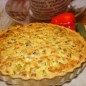 Открытый пирог Брокколи в облаках Из муки, масла, сметаны, соли и сахара готовим песочное тесто (я готовила в комбайне с насадкой ножи). Шар теста помещаем в полиэтиленовый мешочек и на 1 час отправляем в холодильник. Брокколи разделяем на соцветия и варим в подсоленой кипящей воде 3-4 мин. Выкладываем на бумажное полотенце. Белую часть лука порея режем на колечки и обжариваем на сливочном масле до золотистого цвета, добавляем порезанную кубиками вырезку, перчим и немного солим. В миску выкладываем творог, яица, сметану, хорошо перемешиваем. Добавляем обжарку и мелко порезаный зеленый лук, солим по вкусу. Тесто раскатываем в круг и при помощи скалки переносим в форму (у меня 28см), формируем бортики и накалываем вилкой. Отправляем в духовку на 10 мин. при температуре 240 градусов. На корж выкладываем брокколи. Поверх брокколей выкладываем начинку и отправляем в духовку на 30-40мин. при температуре 180 градусов.