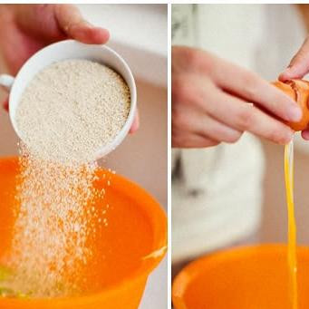 1. Этап. Вегетарианский салат из кабачков: Выделившуюся жидкость с кабачков сливаем, добавляем к ним панировочные сухари, мелко нарубленную зелень мяты и яйцо. Солим, перчим и хорошенько перемешиваем.