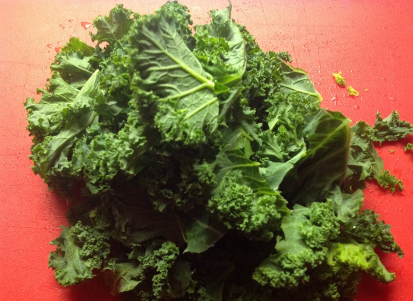 1. Этап. Салат весенний вечер: Порезать капусту кале, листовую часть