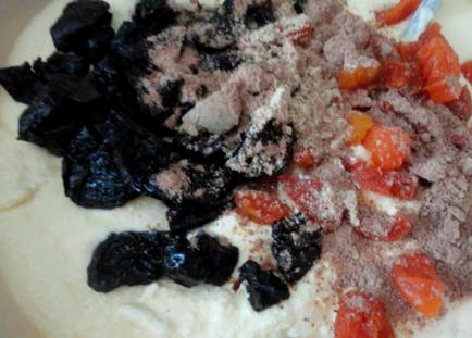 1. Этап. Запеканка с сухофруктами без сахара: Обязательно замочите сухофрукты в холодной воде перед их использованием. Так из них выйдут вредные вещества, которыми их обрабатывают. Нарезаю промытые сухофрукты на кусочки. Насыпаю корицу. Она придаст запеканке пикантный сладковатый привкус.