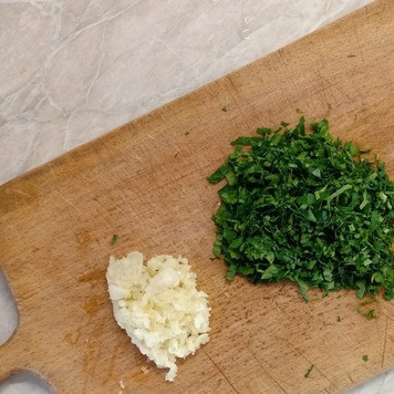 1. Этап. Курица, запеченная по-особому: Зелень мелко покрошить, чеснок выдавить через пресс.