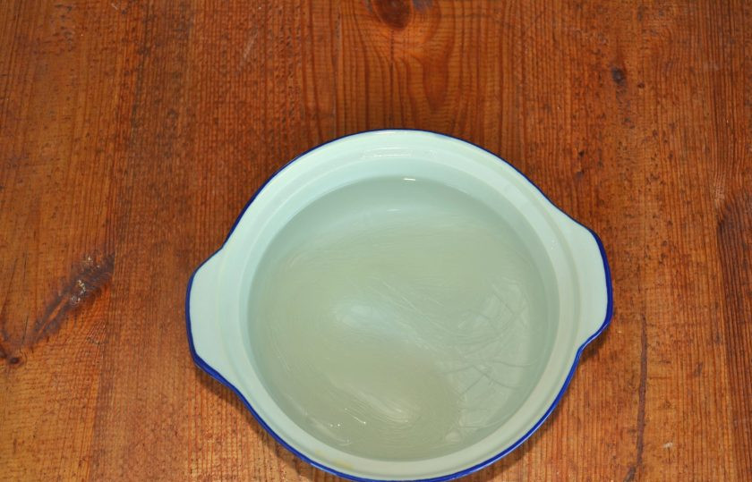 1. Этап. Фунчоза с огурцом и морковью: Фунчозу залейте кипятком, накройте крышкой и оставьте на 5 минут.