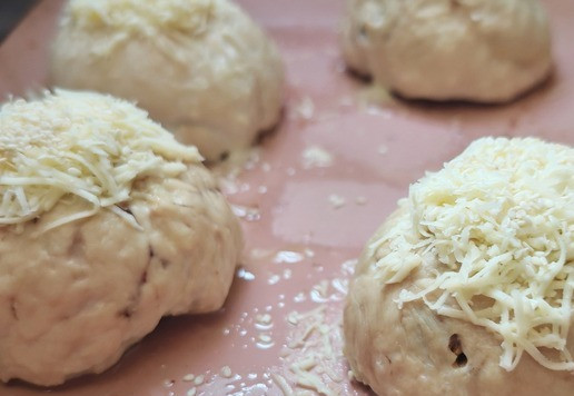 1. Этап. Бомбочки из индейки с лисичками: Запекать в духовке, заранее разогретой до 200 гр., 20 мин. Затем вынуть посыпать сыром и кунжутом и запекать ещё 10-15 мин. Готовые бомбочки можно завернуть в фольгу и взять с собой на пикник.