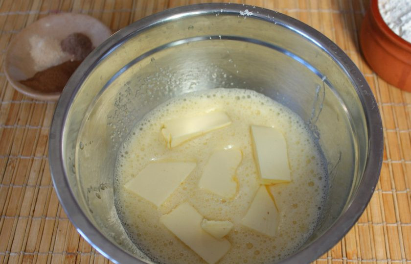 1. Этап. Рождественский кекс с коньяком: Добавляем мягкое сливочное масло и все перемешиваем.