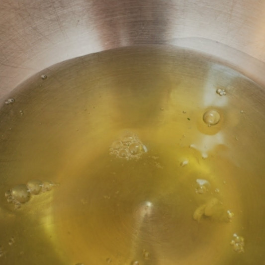 1. Этап. Торт Три молока: Разделяем белки от желтков, белки вливаем в миску.