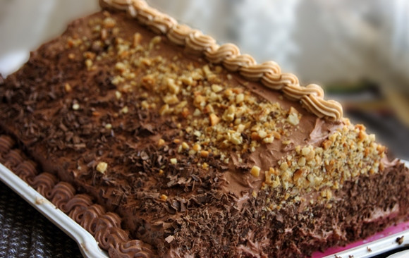 1. Этап. Торт Пирамида: Смажьте торт кремом 