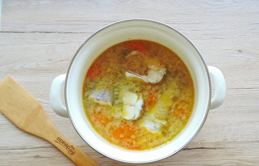 1. Этап. Уха из минтая с рисом: В готовую уху выложите отварной минтай.