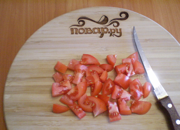 1. Этап. Куриные сердечки с помидорами: 4. Помидоры порежьте кубиками.