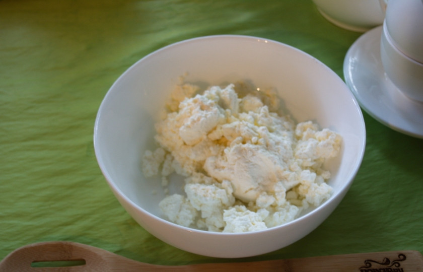 1. Этап. Ачма из лаваша с творогом: Творог выложите в миску.