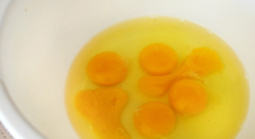 1. Этап. Шарлотка с яблоком: 4. В чашу миксера вбейте все куриные яйца.