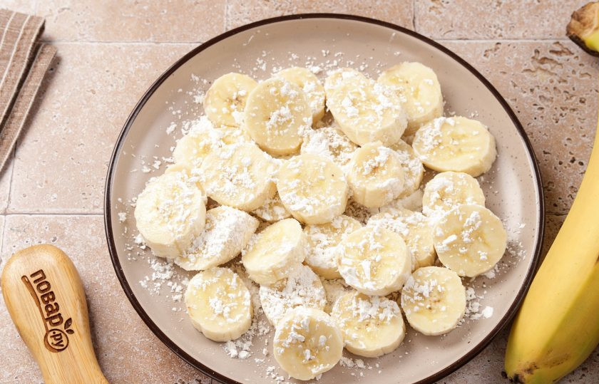 1. Этап. Заливной пирог с бананами: Обваляйте бананы в крахмале.