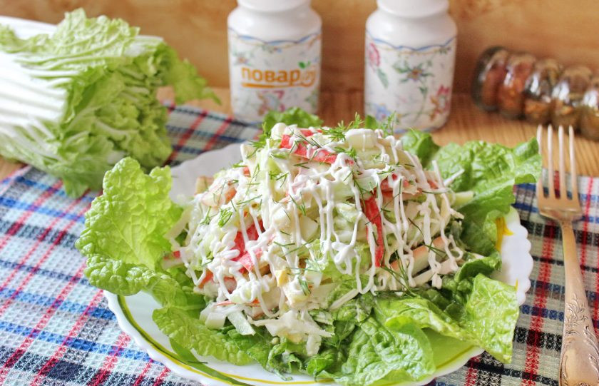 1. Этап. Салат с дайконом и крабовыми палочками: Салат с дайконом и крабовыми палочками готов. При подаче выложите его на листья пекинской капусты.