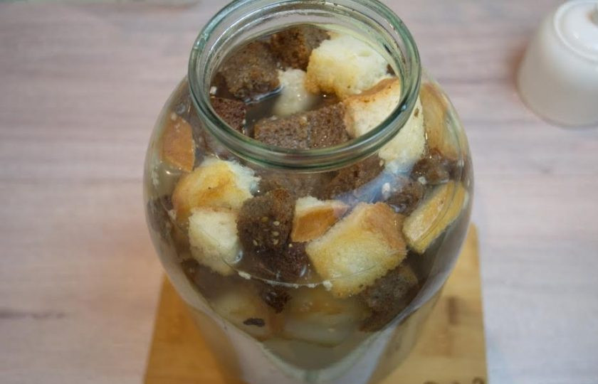 1. Этап. Квас из дрожжей и сахара: 3. Накройте банку крышкой так, чтоб крышка едва касалась банки. Плотно не закрывайте. Квас будет бурлить и пениться. Плотно закрытую крышку сорвет. Под банку поставьте емкость, чтоб квас не залил (при брожении)всю поверхность. Оставьте квас в таком виде на 3 суток.