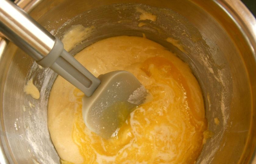 1. Этап. Шведский миндальный пирог: 4. Добавить растопленное и охлажденное сливочное масло. Размешать с помощью резинового шпателя до однородной консистенции.