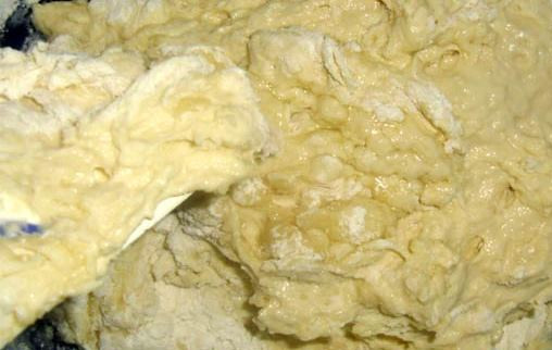 1. Этап. Пирожковое тесто за 5 минут: 3. Теперь добавим муку и разрыхлитель.