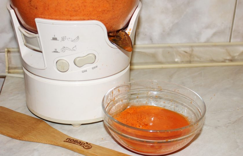 1. Этап. Морковный напиток: С помощью соковыжималки приготовьте морковный сок.