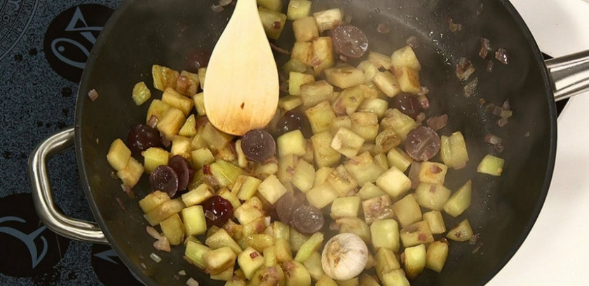 1. Этап. Гречневое ризотто с сыром: На раскаленную сковороду с маслом добавьте баклажан и лук. Обжарьте 7 минут. Добавьте чеснок (целый зубчик). Влейте немного вина и добавьте виноград.