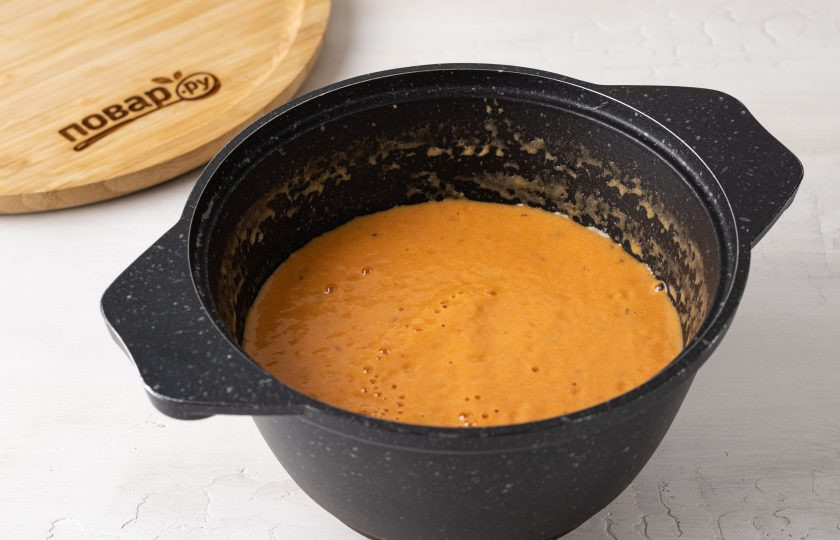 1. Этап. Томатный суп с кокосовым молоком: На среднем огне доведите суп до кипения и проварите 1 минуту.