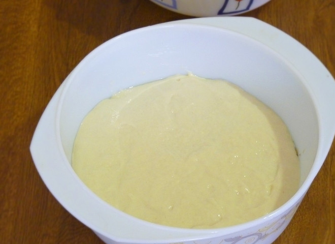 1. Этап. Заливной пирог с рыбой и яйцами: 7. Заливаем остальным тестом и отправляем в разогретую до 200 градусов духовку. Запекаем заливной пирог 30-40 минут, пока на поверхности не образуется румяная корочка.