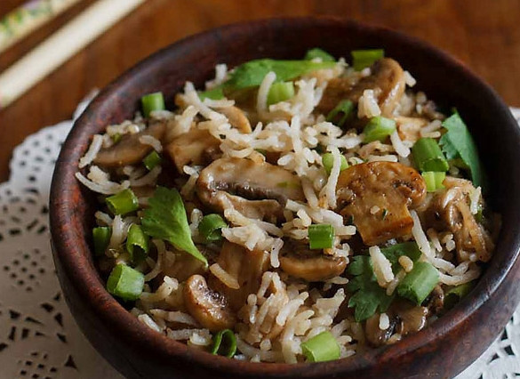 1. Этап. Грибы шампиньоны жареные: Горячие грибочки смешайте с рисом и добавьте соевый соус, хорошо все перемешайте.