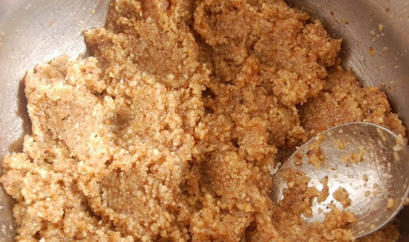 1. Этап. Сациви с курицей по-грузински: В орехи добавьте корицу, хмели-сунели, соль, шафран, перец, измельчённый чеснок и истолчённую гвоздику. Перемешайте. Добавьте лук со сковороды и ещё раз перемешайте.