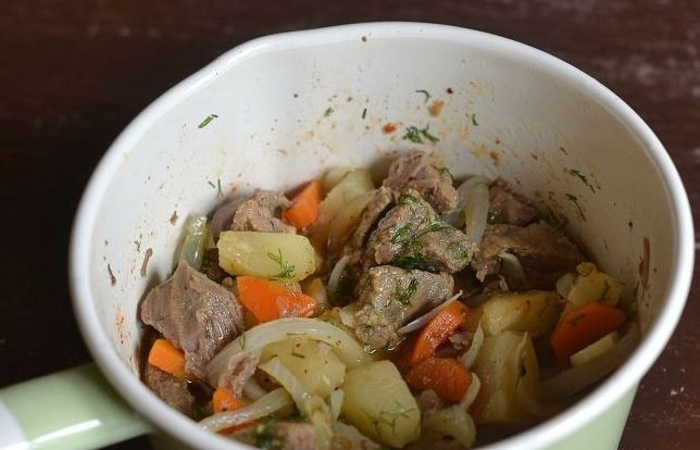 1. Этап. Свинина с ананасом: Тщательно перемешайте все ингредиенты, накройте крышкой и тушите еще десять минут. Подавайте с гарниром или без него.